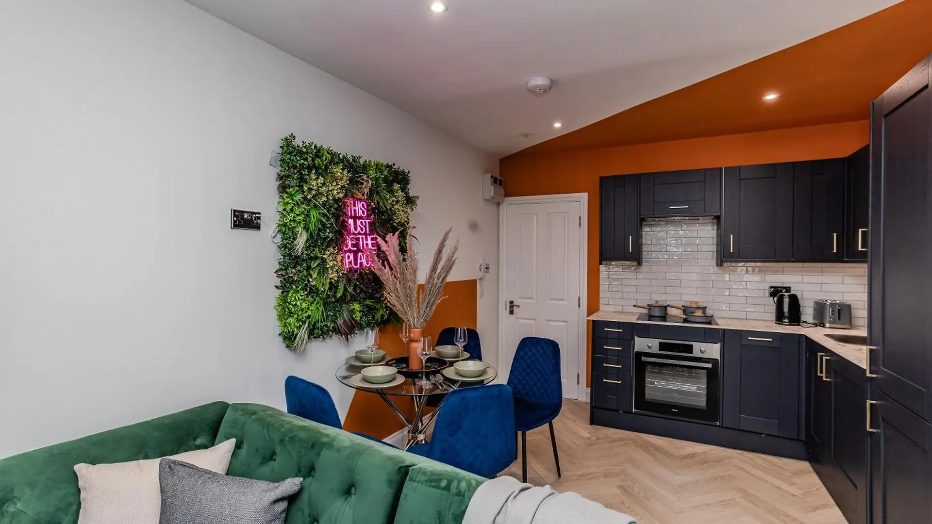 Super Central 2 Bedroom Flat I Next To Shopping Center & Brighton Beach