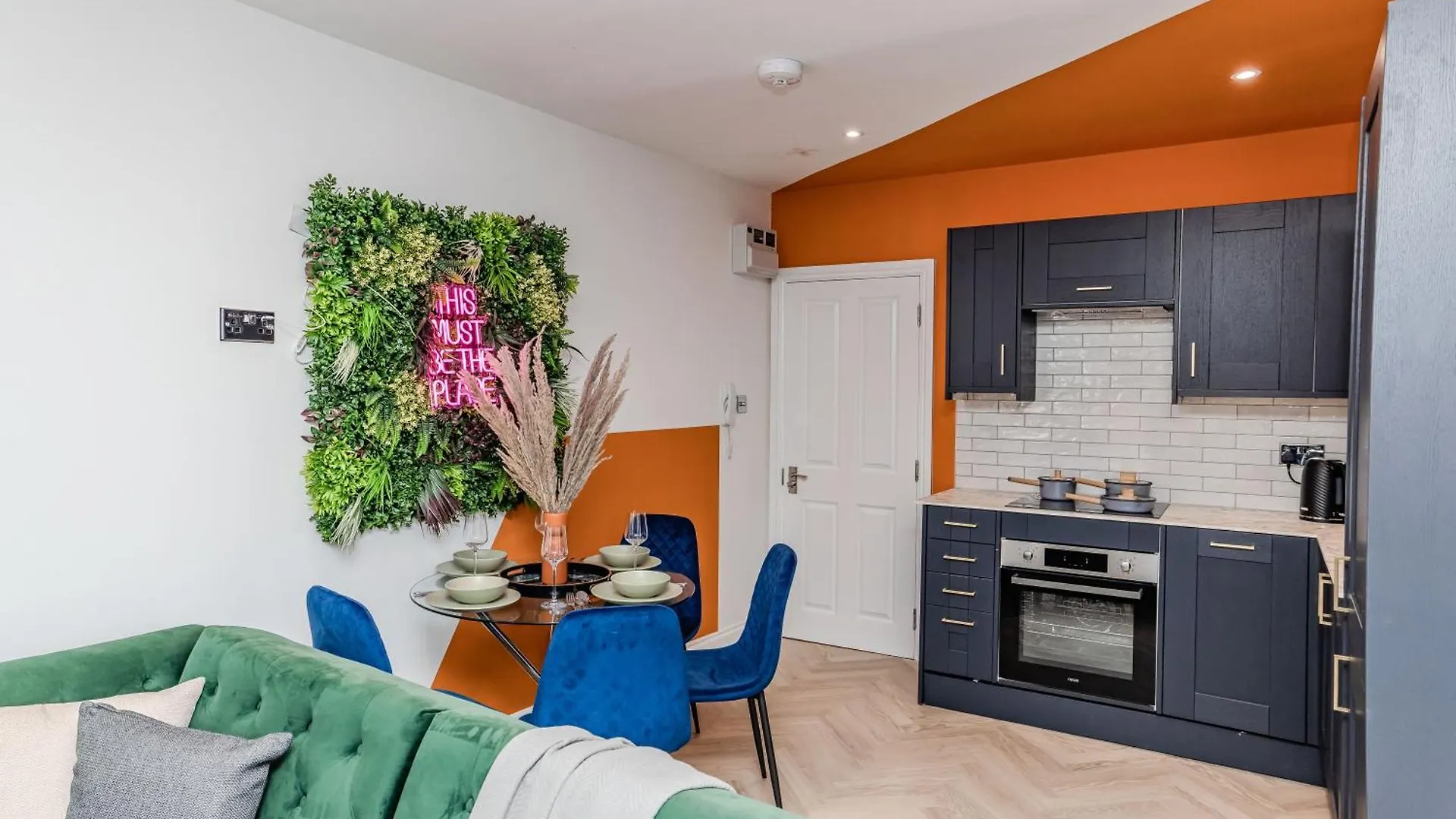 Super Central 2 Bedroom Flat I Next To Shopping Center & Brighton Beach